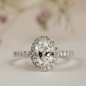 Bague de fiançailles en diamant ovale de 7x9mm | Bague de mariage de mariée Halo Pave Band | Bague d'anniversaire en argent sterling plaqué or 18 carats - Product Image 1