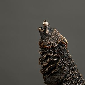 Estatua de Lobo Ulugando Estilo Americano - Escultura Realista de Animal en Resina para Decoración de Jardín, Patio y Vinoteca - Product Image 3