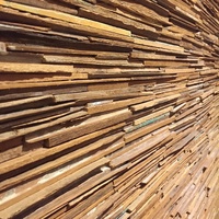 Panneau mural moderne en bois de teck recyclé avec motif géométrique et texture superposée pour appartement, hôtel et villa