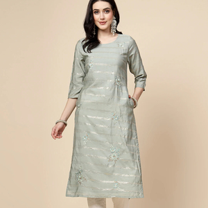 Robe élégante et confortable pour femmes, tenue décontractée pour les fêtes, couleur grise, tissu en viscose pure, silhouette en A, manches trois quarts brodées - Product Image 1