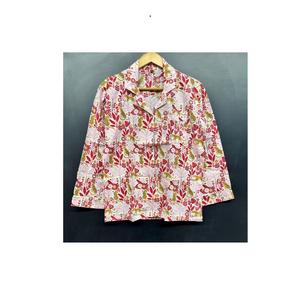 Ensemble de pyjamas en coton pour femmes, col en V floral, taille élastique, décontracté |   Designs modernes et confortables, légers et respirants, logo frontal - Product Image 1