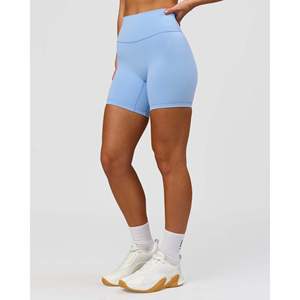Shorts de Cintura Alta de 6 Pulgadas para Mujer, Estilo Strong Is Beautiful Fusion, Open Air - Product Image 6