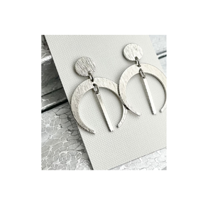 Nouveauté 2025 : Petites boucles d'oreilles en laiton doré pur avec texture gaufrée, style moderne New York, bijoux de mode hypoallergéniques - Product Image 5