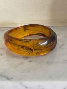 Bracelet en résine multicolore au design abstrait - Product Image 1