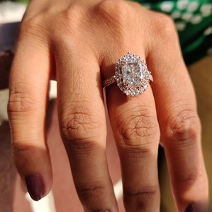 Anillos de promesa de diamantes de moissanita de corte radiante central para mujer tachonados con oro sólido de 10kt - Product Image 4