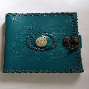 Ágata hecha a medida, bellamente elaborada con encuadernación en cuero amarillo, journal.int ricados diseños en relieve en la portada. Ideal para regalar - Product Image 3