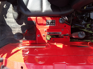 TRACTOR CARGADOR MAHINDRA 1626 DE ALTO RENDIMIENTO, 25.9HP, 4X4, MOTOR DIÉSEL DE 3 CILINDROS, TRANSMISIÓN HIDROSTÁTICA DE 3 RANGOS, EN VENTA - Product Image 6