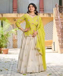 Ensemble Lehenga Choli en coton avec broderie lourde et dupatta pour les mariages, les fêtes et les occasions spéciales, lavable en machine, choix de mode - Product Image 1