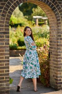 Robe bohème à imprimé floral blanc et vert, longueur mollet, imprimée à la main, décontractée, occasionnelle - Product Image 4