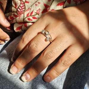 Anillo redondo de plata con piedra lunar para su mejor regalo para fiesta de boda de compromiso o aniversario - Product Image 2