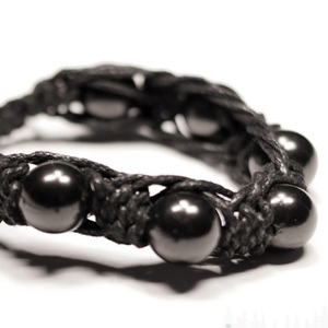 Pulsera de macramé Shambhala de Shungita con 7 cuentas redondas pulidas de 0.39 pulgadas (10 mm) y 2 cuentas redondas pulidas de 0.32 pulgadas (8 mm) - Product Image 2