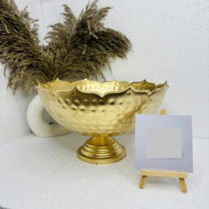 Bol de service de table doré en acier inoxydable martelé, grande taille, motif floral, base élégante, très populaire, en gros - Product Image 1