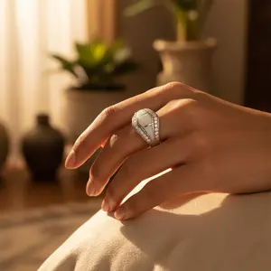 แหวนเงินโอปอลทันสมัยสำหรับผู้หญิง ประดับมุกและเพชรคิวบิกเซอร์โคเนีย ชุบทอง 18K ดีไซน์เก๋ ตัวเรือนทำจากทองแดง - Product Image 1