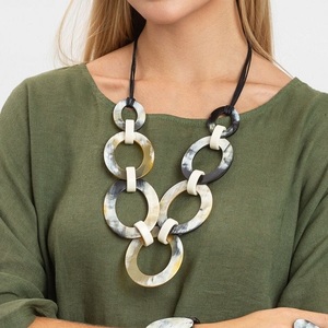Distribuidor a granel que vende nuevos accesorios de joyería de moda de alta calidad, collar de cuerno, collar hecho a mano para mujer - Product Image 2