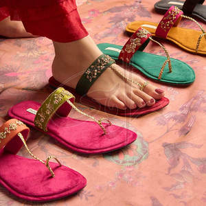 Chaussures plates décontractées pour femmes, style Kolhapuri, pour l'été, tendance mode mariage, antidérapantes, imprimées, dessus en soie brute - Product Image 5