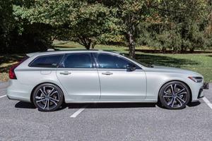 Volvo V90 T6 R-Design AWD 2021 parfaitement utilisée - Product Image 2