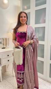 Ensemble Kurta pour femme en velours de viscose lourd moderne avec broderie et sequins - Tenue de mariage/fête/décontractée - Product Image 2