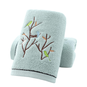 Serviette de bain de luxe de couleur unie broderie imprimée personnalisée grandes serviettes éponge tricotées de haute qualité pour les adultes à séchage rapide - Product Image 1