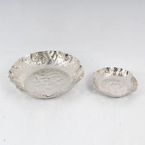 Plato de centro de mesa escultural de acero inoxidable de lujo con soportes de anillo para servir chocolate en el hogar y acento de mesa - Product Image 5