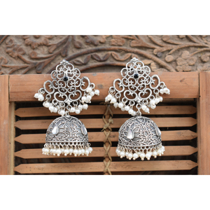 Pendientes de aro jhumka con diseño de flor de piedra de latón con aspecto de plata, hechos a mano, estilo tradicional, para niñas y mujeres - Product Image 2
