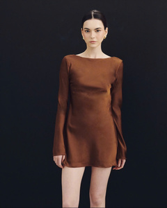 Mini Vestido Marrón Satinado con Elegante Escote Barco y Mangas Largas Fluidas Hecho en Vietnam - Product Image 3