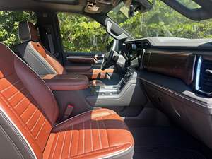 GMC Sierra 2500HD Denali 4x4 Turbodiésel V8 2025, Color Downpour Metallic, Sistema de Audio en la Puerta Trasera por KICKER, Sin Modificaciones - Product Image 3