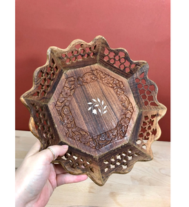 Cuenco de bandeja de madera hecho por artesanos indios con diseño rústico tallado a mano con incrustaciones para decoración del hogar de inspiración vintage de La India - Product Image 1