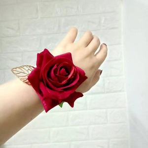 Precioso Brazalete de Perlas y Rosas de Terciopelo Rojo, Gajra Floral para Bodas, Joyería Nupcial, Adorno Floral para la Muñeca, Regalos Festivos - Product Image 2