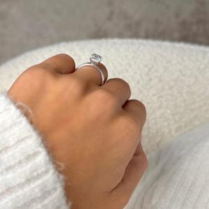 Bague de fiançailles en diamant de laboratoire taille coussin allongée de 2,10 carats F VVS1 VVS2 Halo caché Solitaire Or blanc 18 carats Bande fine - Product Image 5