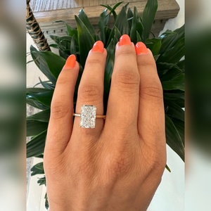 Anillo de Diamante de Laboratorio con Corte Radiante de 4.00 Quilates, VVS1 VVS2, Certificado IGI, Precio de Fábrica, Envío Global - Product Image 2