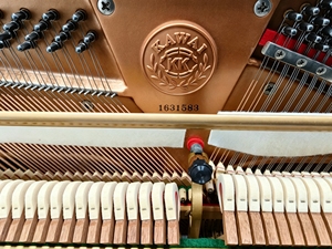 Piano droit Kawai US55, 88 touches lestées, style classique, plancher en bois massif, montage au sol - Product Image 4