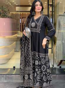 Hermoso bordado trabajo Anarkali Kurta pantalón Dupatta Conjunto elegante traje étnico para mujer para fiesta de boda y ropa festiva - Product Image 3