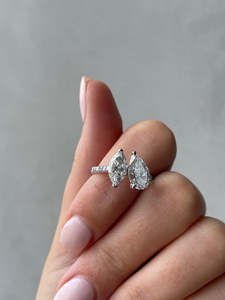 Bagues de luxe faites à la main à 5 griffes Toi Et Moi Solitaire Bagues de fiançailles en diamant de laboratoire en or massif 18 carats pour femmes OEM - Product Image 4