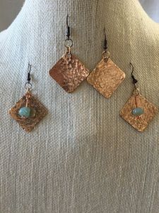 Pendientes de cobre tradicionales con acabado floral oxidado hecho a mano para niñas que aman los accesorios vintage rústicos y clásicos - Product Image 4