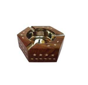 Cendrier nautique en bois et en laiton de forme ronde avec la surface polie appropriée à l'utilisation extérieure de patio et de cabine de bateau - Product Image 3