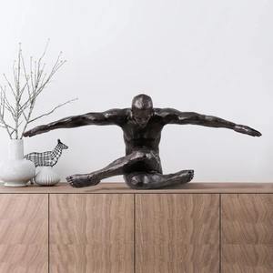 La sculpture artistique de figurine d'homme noir crée un accent décoratif élégant et un attrait intérieur moderne pour n'importe quelle pièce - Product Image 1