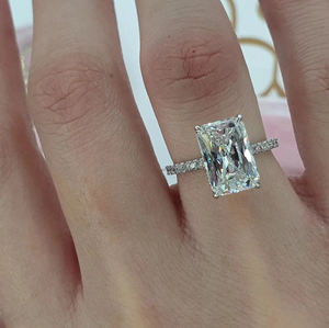 Bague de mariage de luxe coupe radiante avec 6.57 carats allongé glacé Moissanite diamant caché Halo et bande d'éternité pour les femmes - Product Image 5