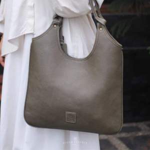 Handcrafted Normcore Minimalist Genuine Leather Tote <b>Bag</b> <b>Green</b> Interior Stylish Sustainable Everyday Companion Hasp Closure - Product Image 4