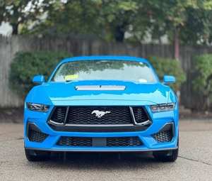 Ford Mustang GT Premium Fastback 2024 d'occasion, boîte manuelle, conduite à droite, turbo, jantes R17, pack sécurité Dark, toit ouvrant, démarrage à distance, intérieur cuir - Product Image 1