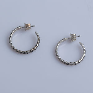 Pendientes de aro clásicos con textura trenzada de plata 925, joyería de moda para bodas y fiestas - Product Image 1