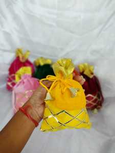 Bolsas de terciopelo hechas a mano para Gota Potli, bolsas con cordón para Shagun, regalo festivo de devolución, favores de boda indios, favores de damas de honor - Product Image 3