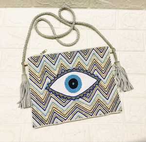 Pochette Boho de créateur avec des coquillages brodés et des glands Un ajout magnifiquement fait à la main aux armoires de mariage - Product Image 5