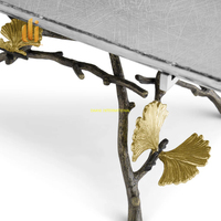 Plateau de service rectangulaire avec support de branche décoratif et accents de feuilles d'or pour présentoir de buffet et centre de table à manger