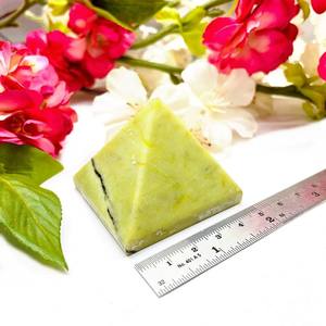 Pyramide de pierre Serpentine verte naturelle polie artisanale cristal décoratif énergie de guérison amour pour la maison et le bureau Feng Shui - Product Image 6