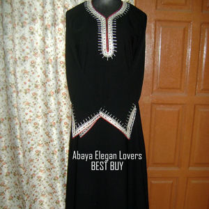 Abaya noire brodée de style arabe de Dubaï pour femmes musulmanes - Product Image 1