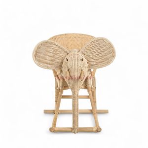 Chaise à bascule pour enfants en rotin naturel, design animal artisanal pour jeux d'intérieur - Product Image 4