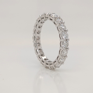 Anillo de compromiso y aniversario de lujo de plata de ley 925 con moissanita para mujer, banda de eternidad con engaste de púas, a la moda - Product Image 1