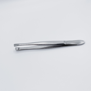 Pinzas para cejas pulidas con punta inclinada de acero inoxidable de diseño profesional con opciones personalizables de la mejor calidad para uso de mujeres - Product Image 1