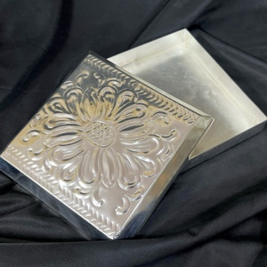 Boîtes à bijoux artisanales en métal gaufré nickelé européen vintage faites à la main pour cadeau de stockage de bijoux égyptiens - Product Image 5