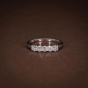 Bague demi-éternité à cinq pierres en diamant de laboratoire de 0,60 CTW, certifiée F VVS1 VVS2, diamants empilables, cadeau pour elle, promesse - Product Image 4